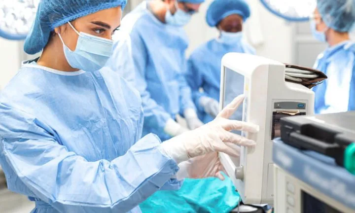 Surgical team using connected equipment